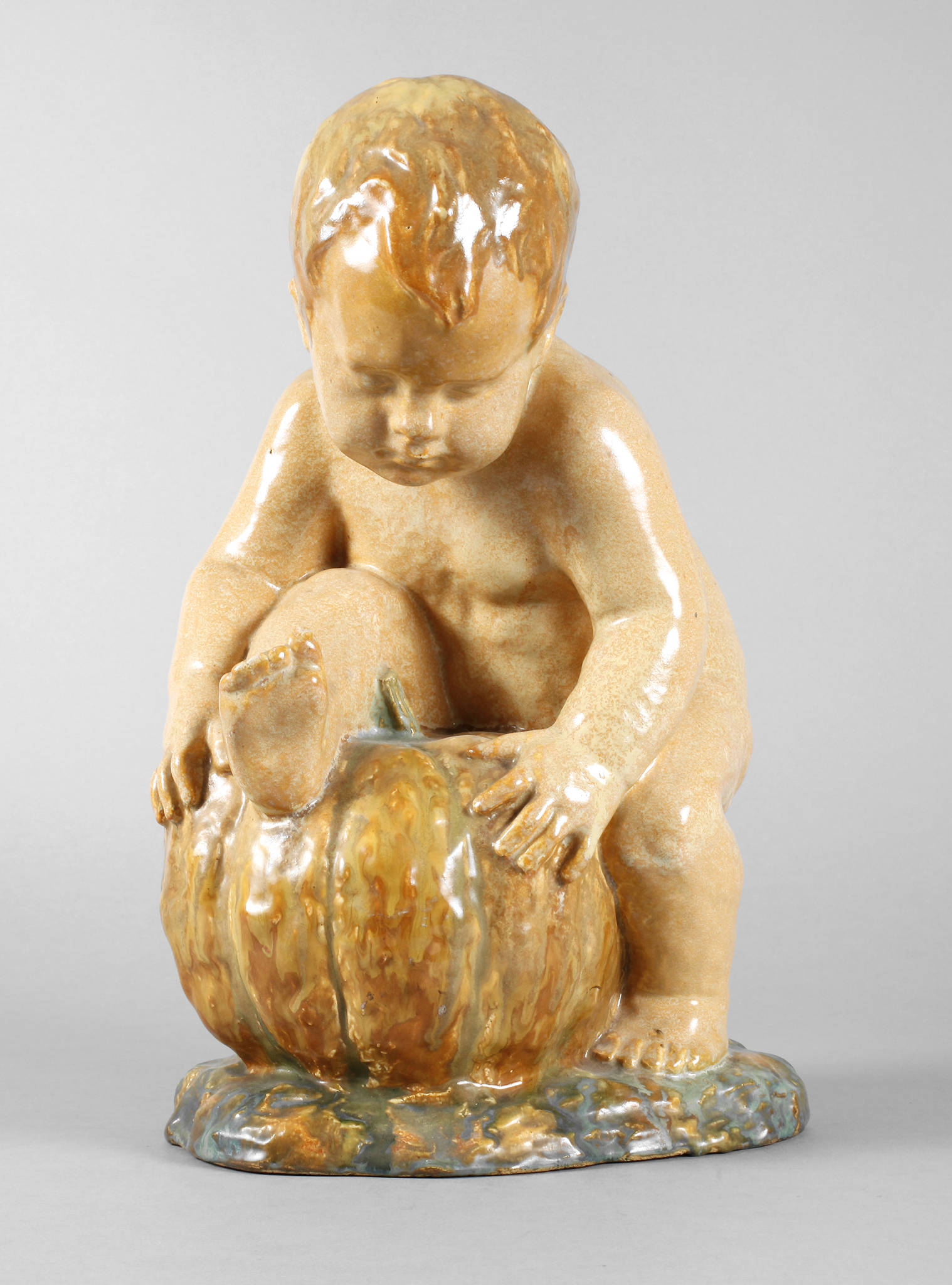 Große Figur Putto auf Kürbis