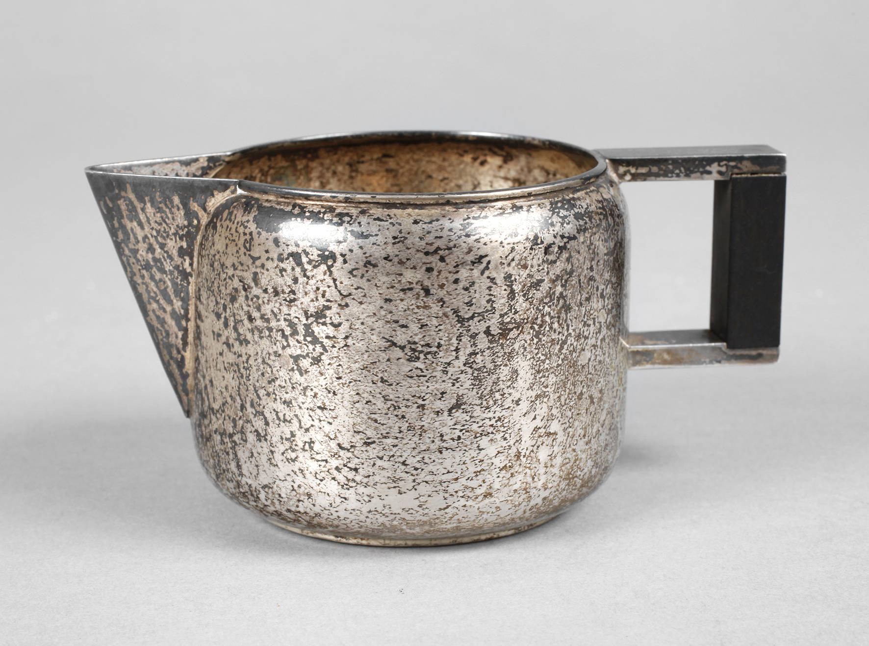 Silberkännchen im Bauhausstil