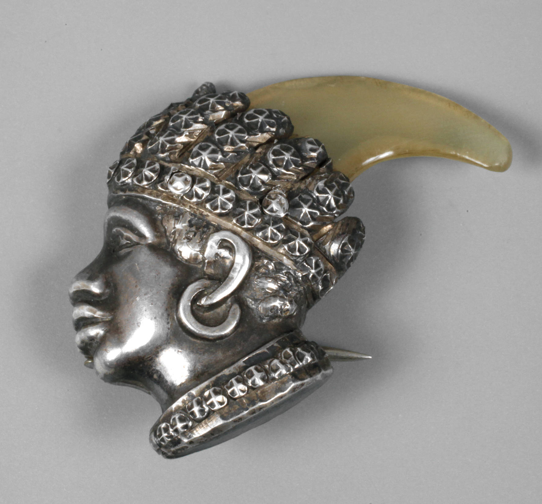 Art déco-Brosche Afrikaner mit Kopfschmuck