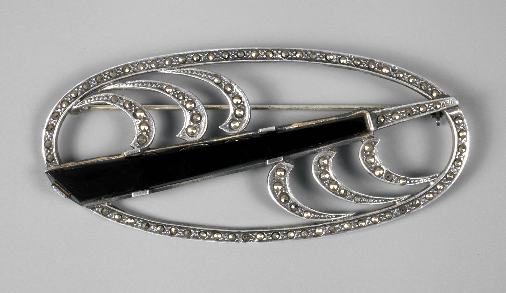 Große Markasitenbrosche mit Onyx