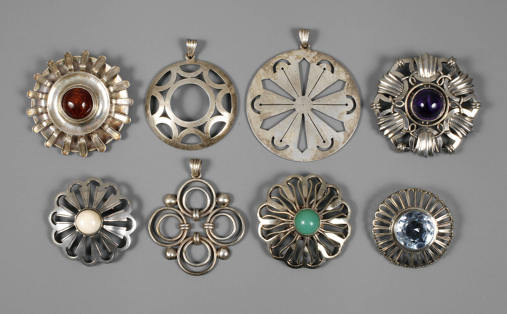 Acht Broschen/Anhänger Schule Theodor Wende