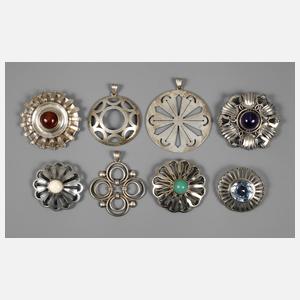 Acht Broschen/Anhänger Schule Theodor Wende