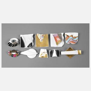 Neun Porzellanbroschen und ein Ring