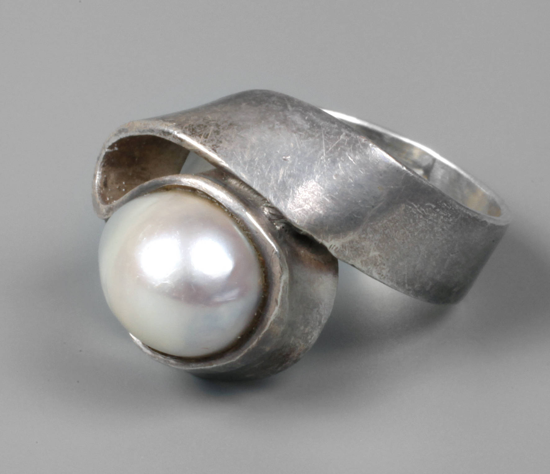 Großer Designring mit Barockperle