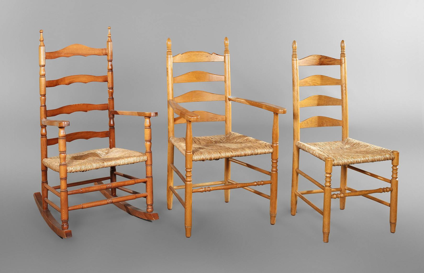 Schaukelstuhl und zwei Stühle