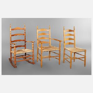 Schaukelstuhl und zwei Stühle