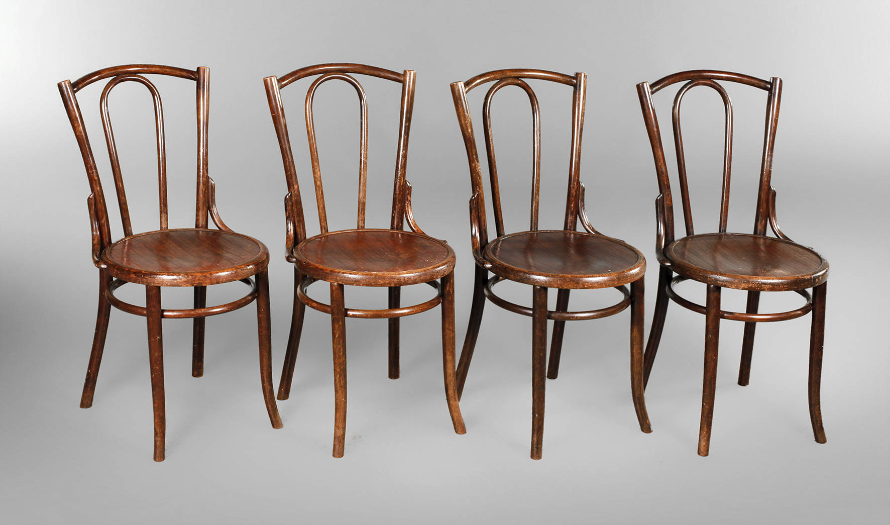 Vier Kaffeehausstühle