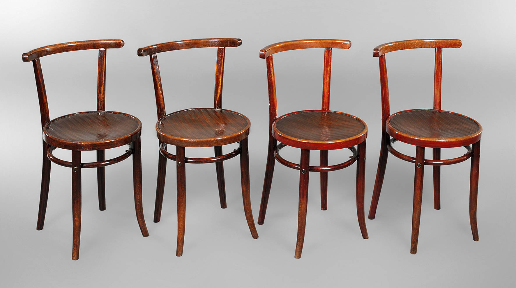 Vier Kaffeehausstühle