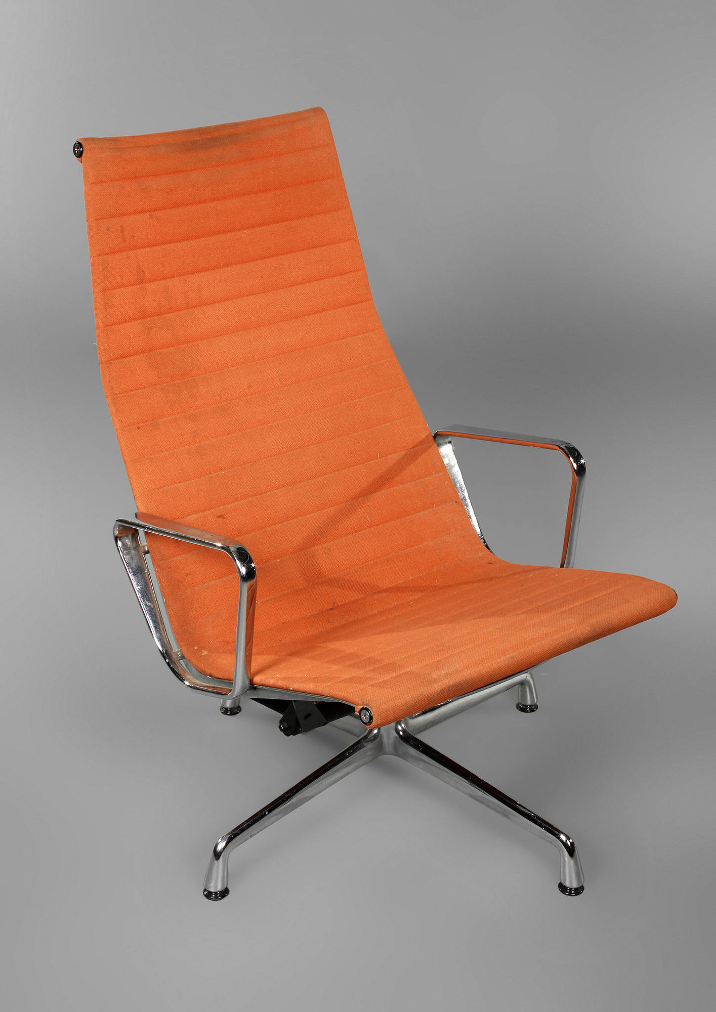 Eames lounge chair EA 124,