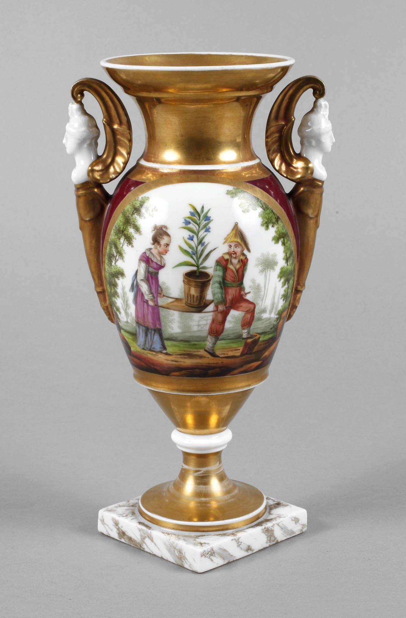 Amphorenvase mit Karyatiden