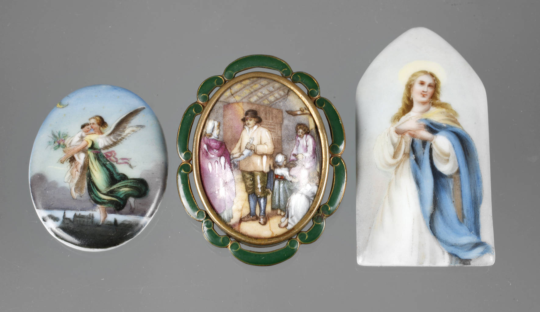 Drei Porzellanmedaillons