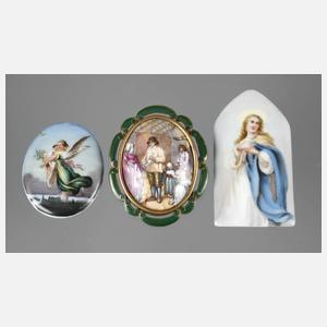 Drei Porzellanmedaillons