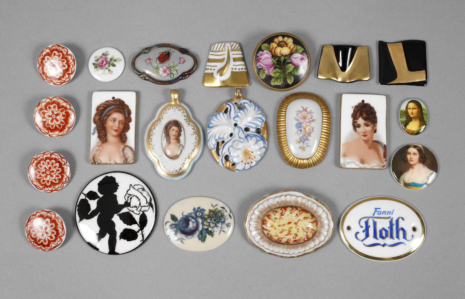 21 Porzellanbroschen und -anhänger