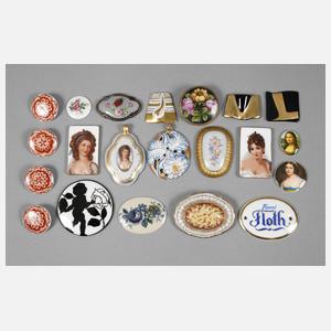 21 Porzellanbroschen und -anhänger