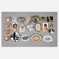 21 Porzellanbroschen und -anhänger111