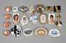 21 Porzellanbroschen und -anhänger
