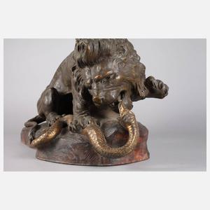 Große Tierskulptur Löwe im Kampf mit Schlange