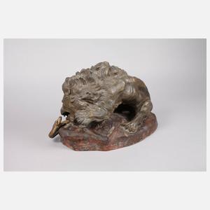 Große Tierskulptur Löwe im Kampf mit Schlange