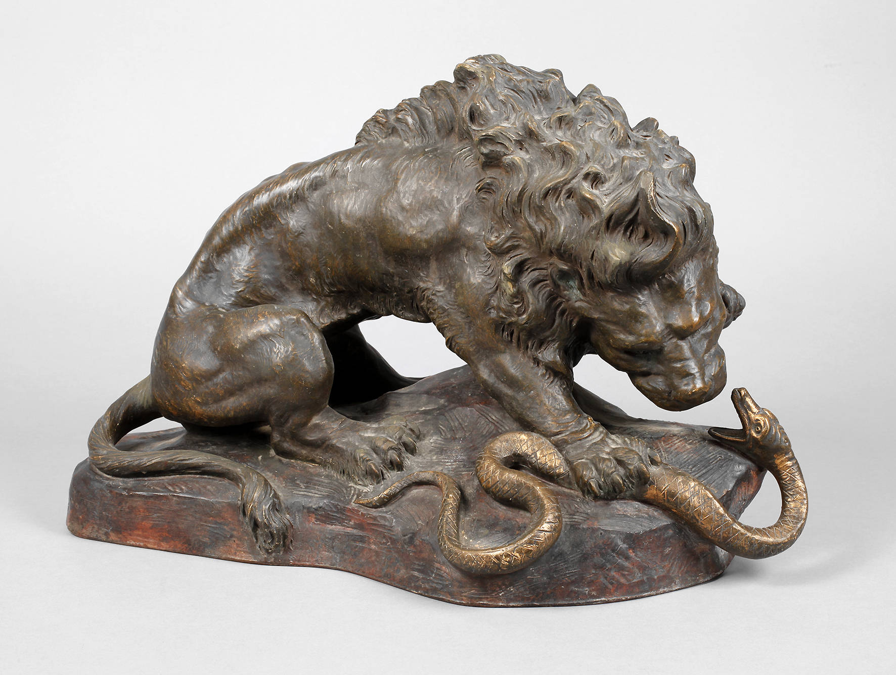 Große Tierskulptur Löwe im Kampf mit Schlange