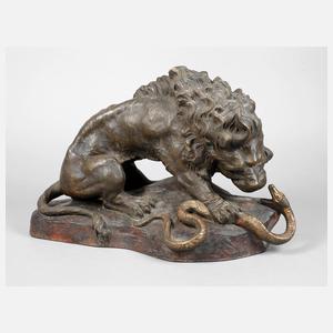 Große Tierskulptur Löwe im Kampf mit Schlange