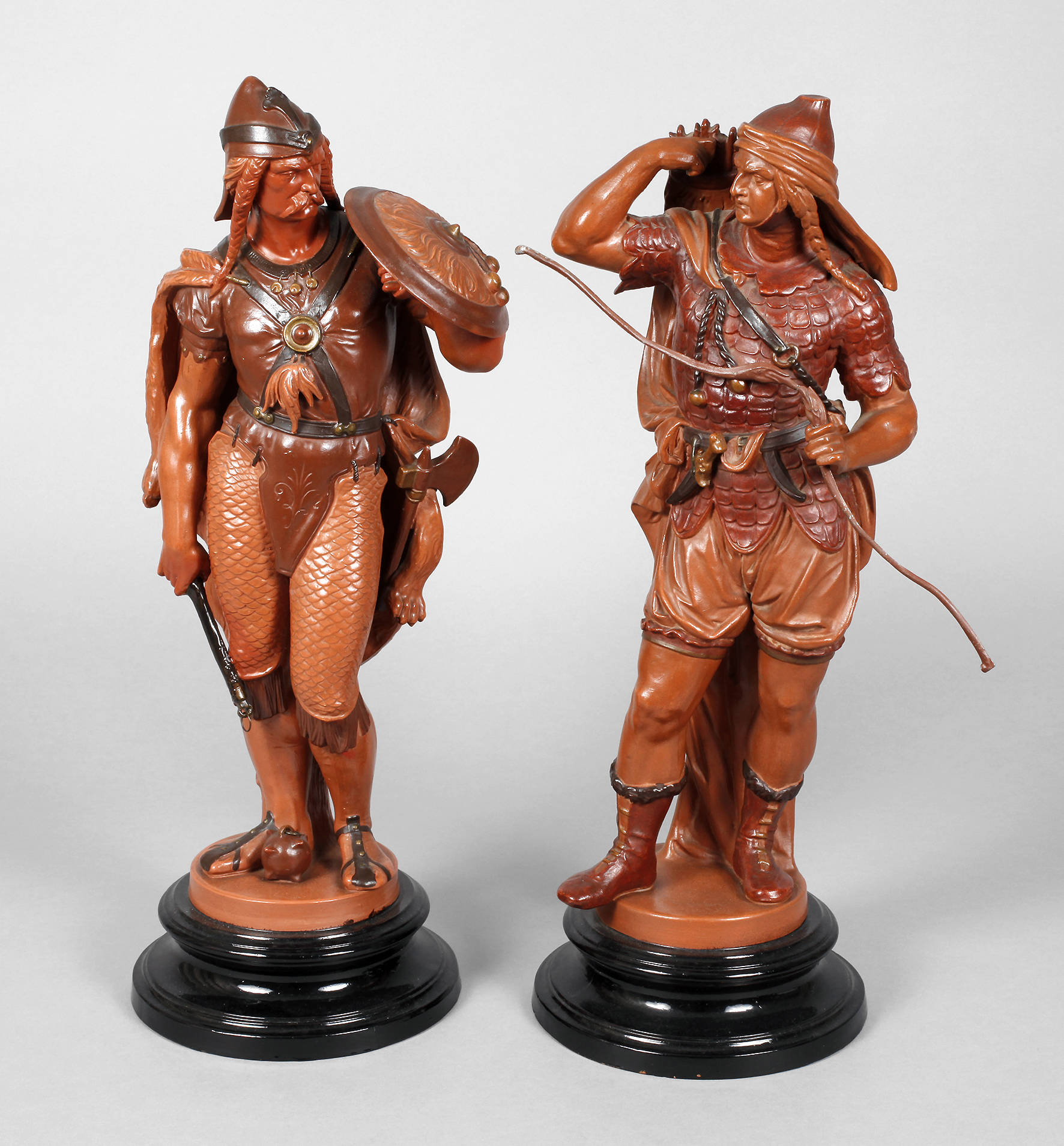 Zwei große Wikingerfiguren