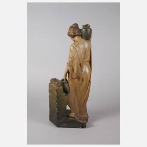 Wasserträgerin am Brunnen