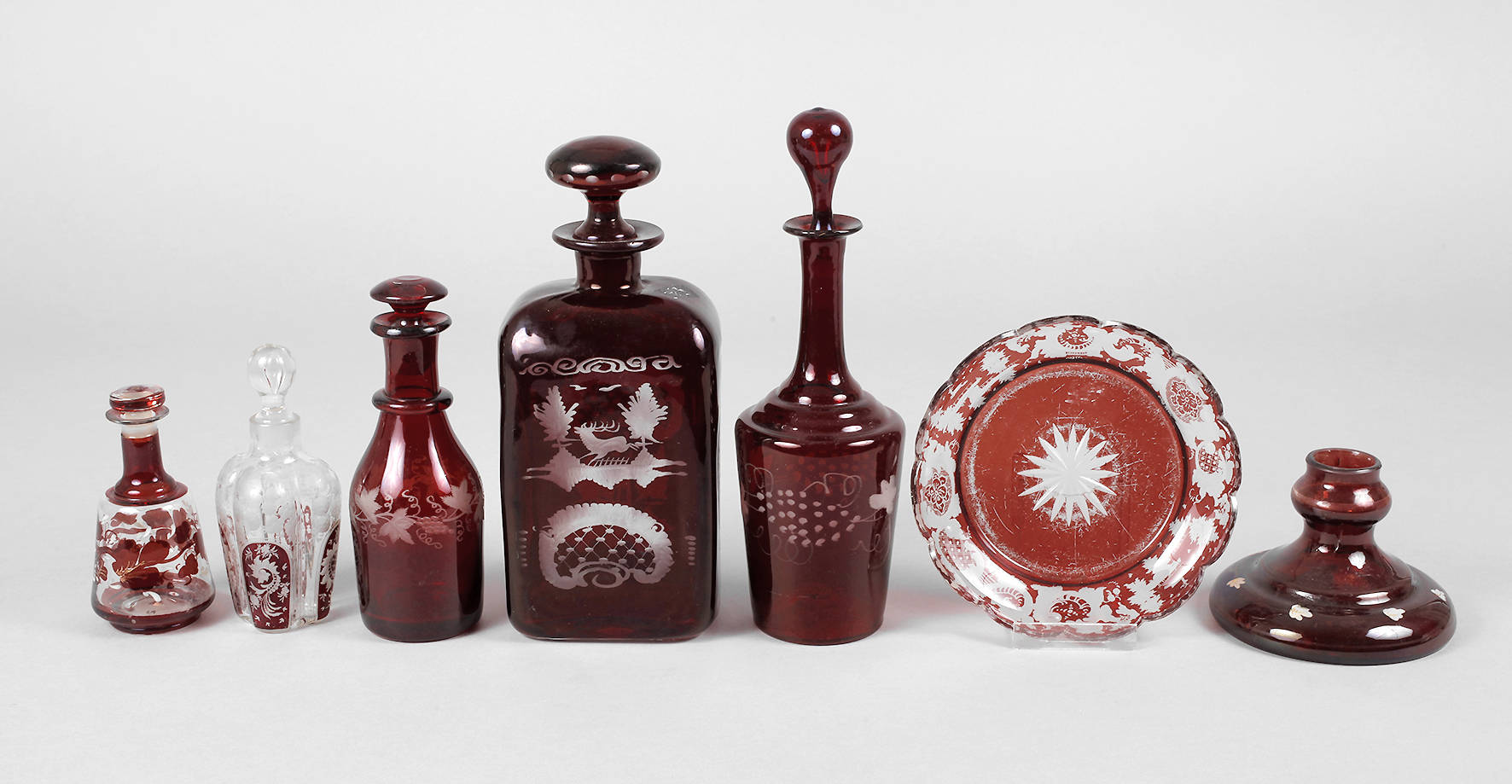 Sieben Teile Rotbeize-Glas