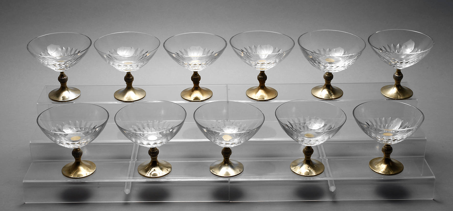 Elf Champagnerschalen mit Silberfuß