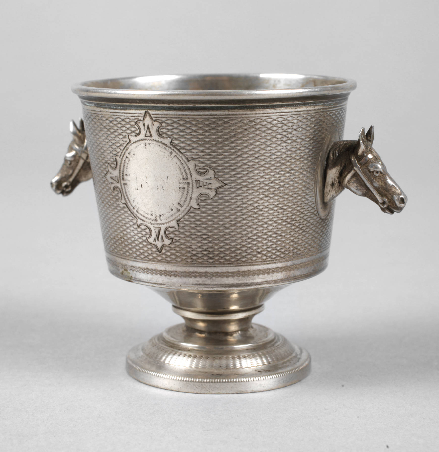 Silberner Schnapsbecher mit Pferdeköpfen