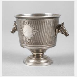 Silberner Schnapsbecher mit Pferdeköpfen