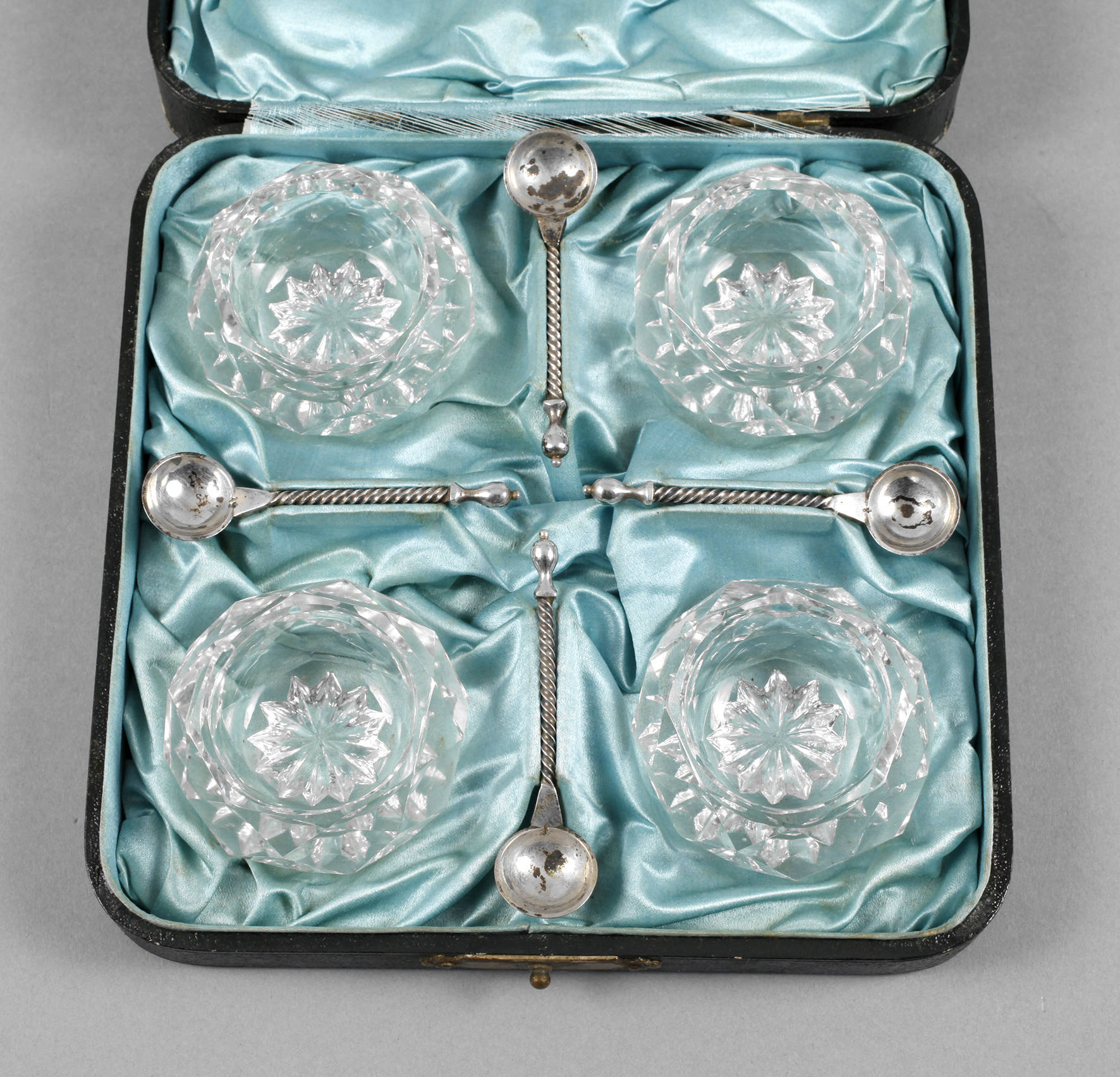 Vier Salznäpfe mit Silberlöffelchen