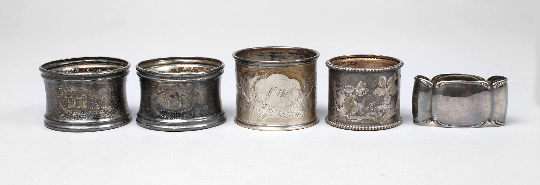 Fünf Serviettenringe