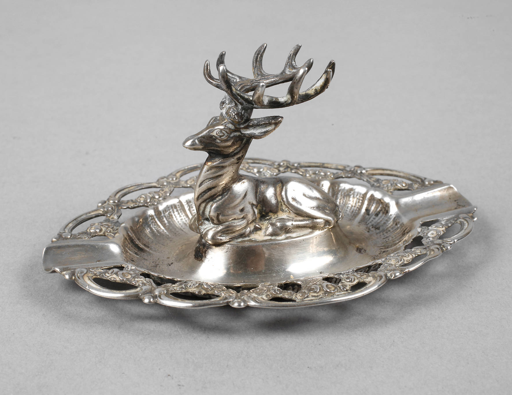 Kleine Aschenschale mit plastischem Hirsch