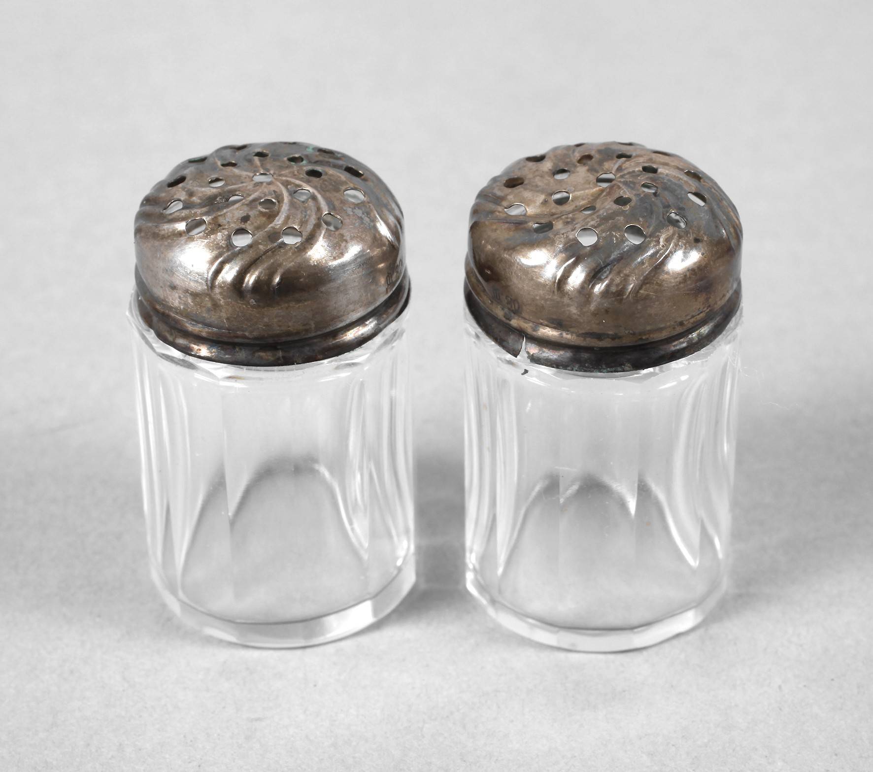 Paar kleine Gewürzstreuer