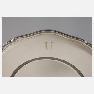 Zwölf große Platzteller Silber