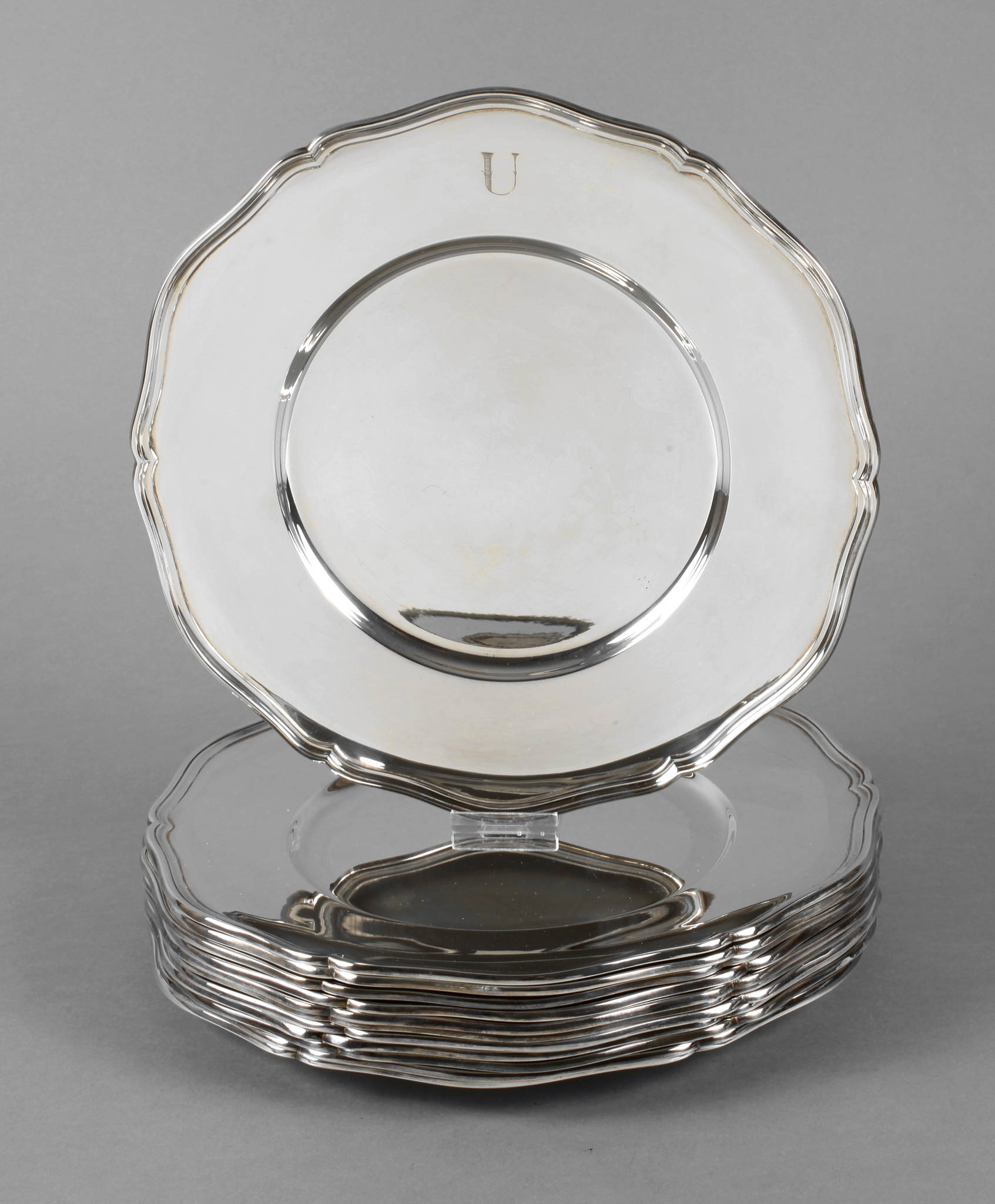 Zwölf große Platzteller Silber