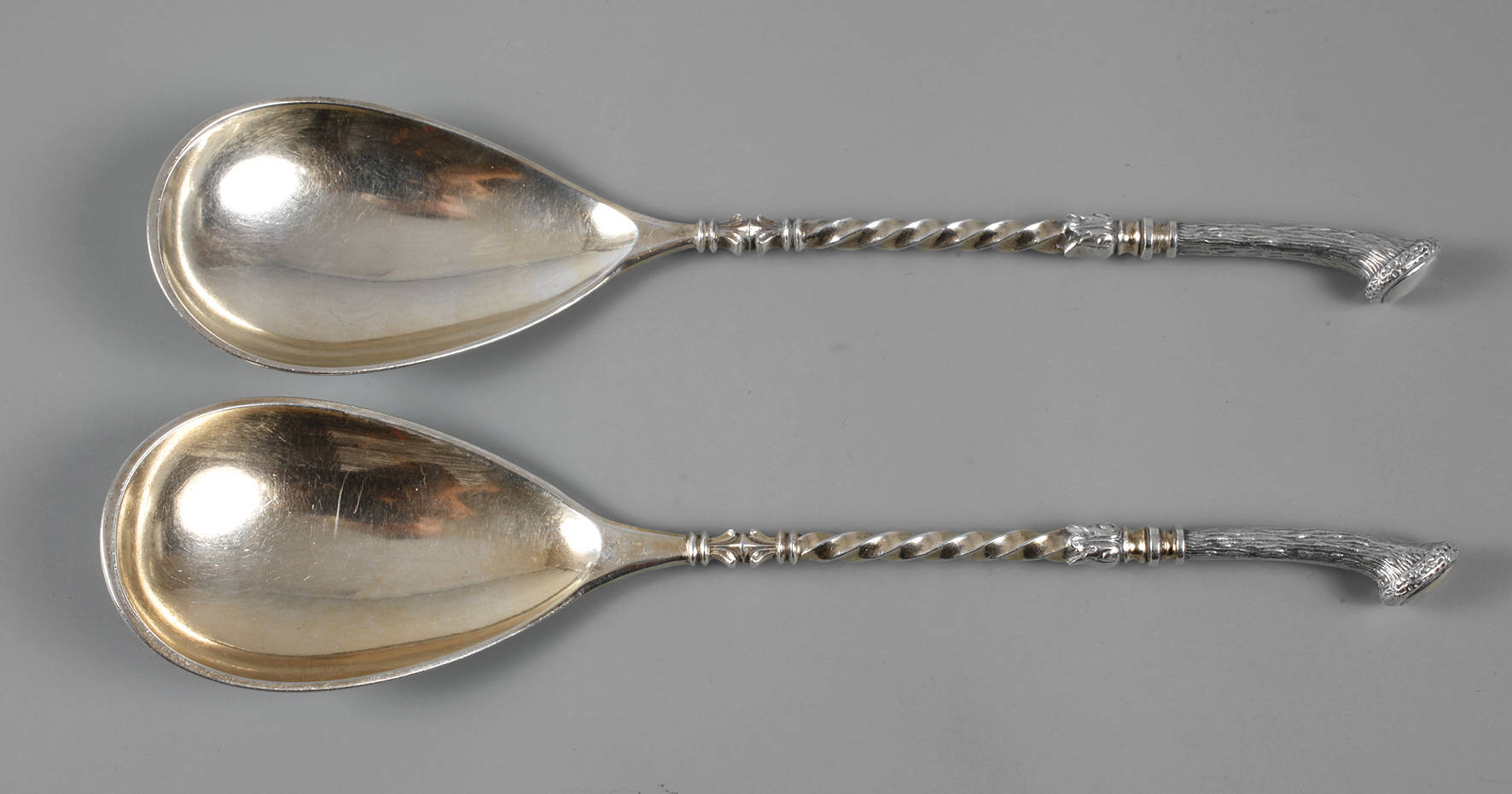 Zwei jagdliche Vorlegelöffel Silber