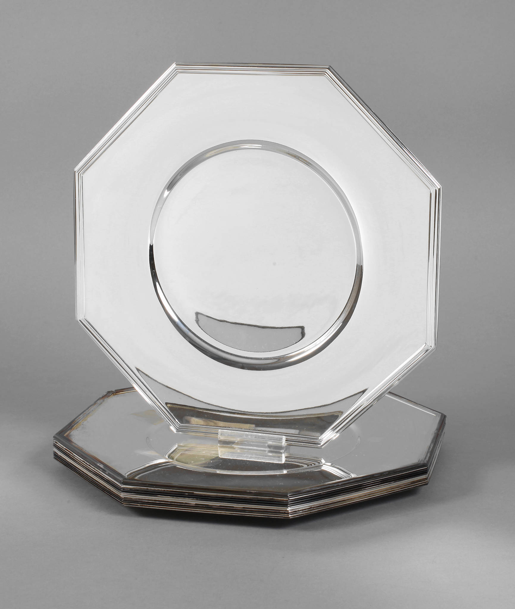 Zwölf versilberte Platzteller