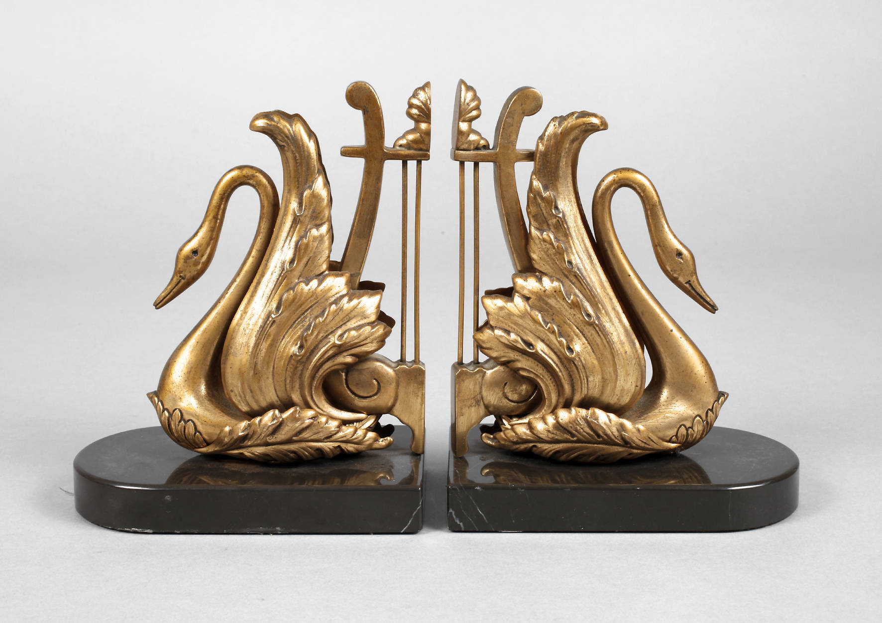 Paar Buchstützen als Schwan