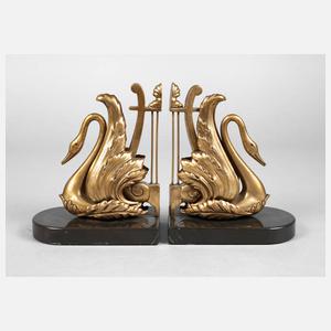Paar Buchstützen als Schwan
