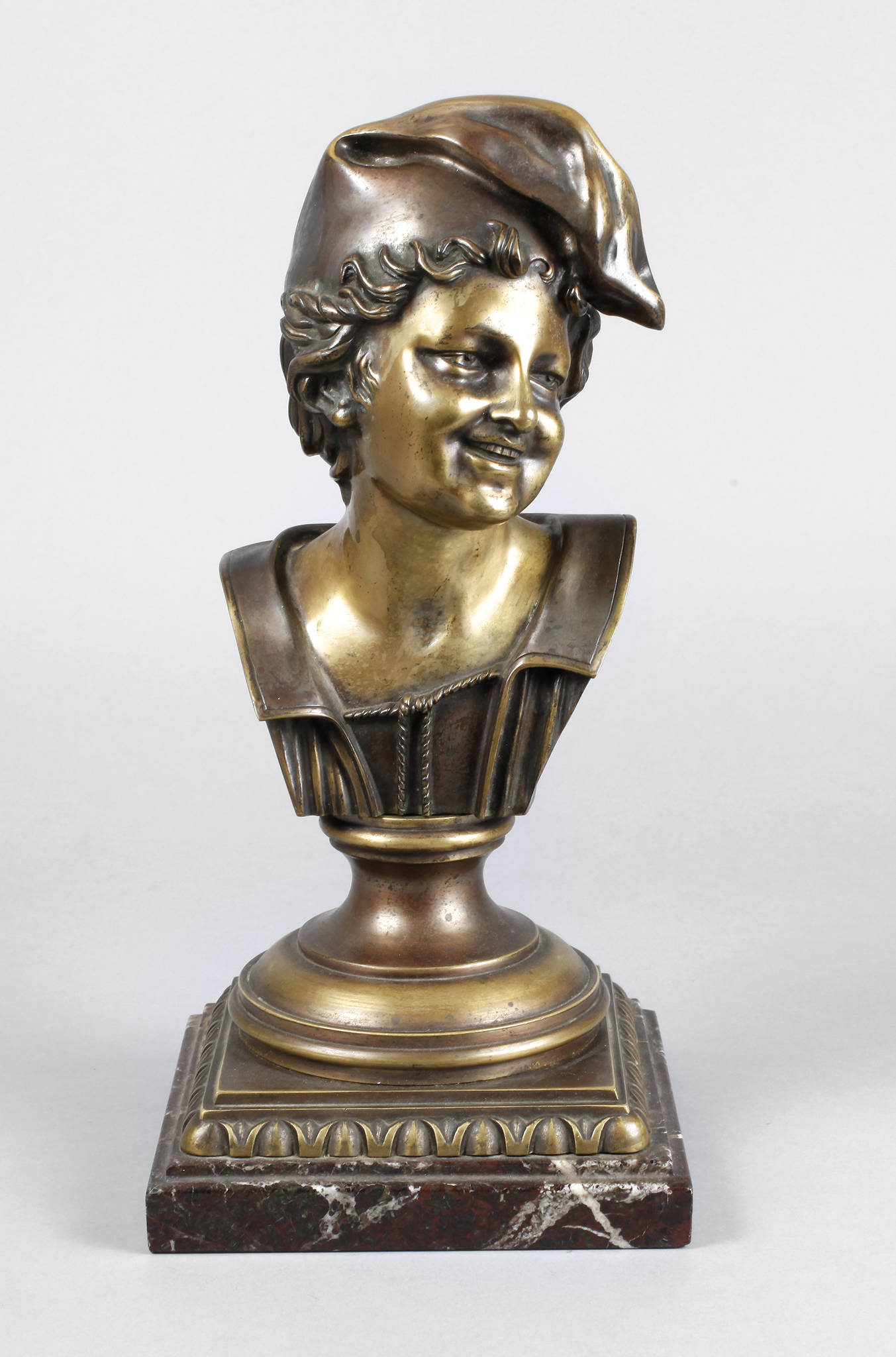 Bronzeplastik Junge Dame mit Zipfelmütze