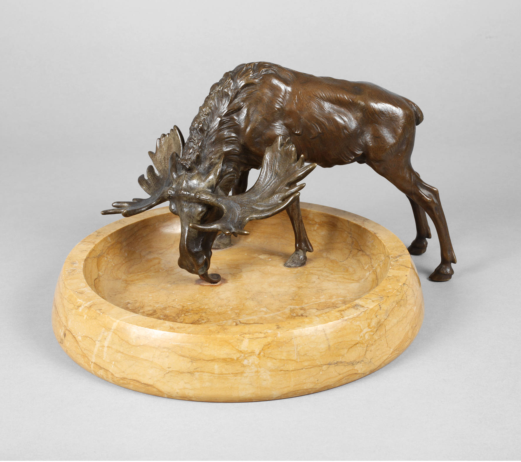 A. Titze, Großer Elch auf Marmorschale