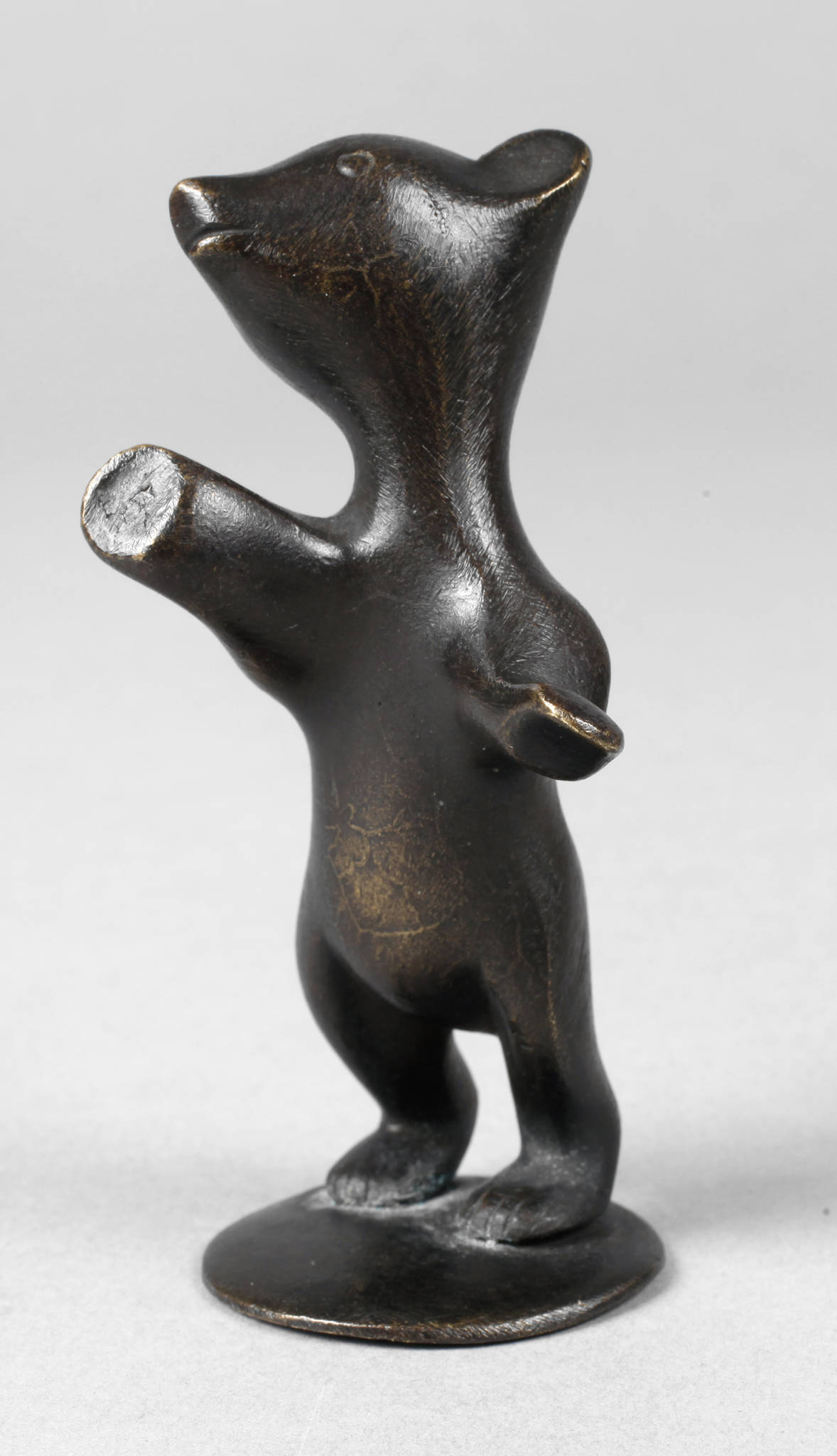 Hagenauer Wien stehender Bär