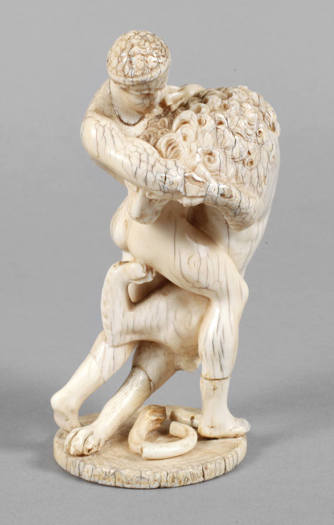 Feine Elfenbeinplastik