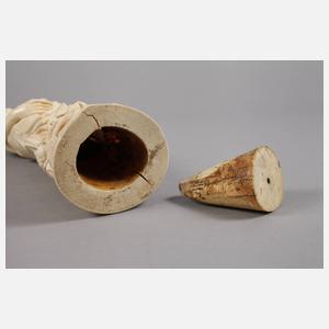 Große Elfenbeinschnitzerei