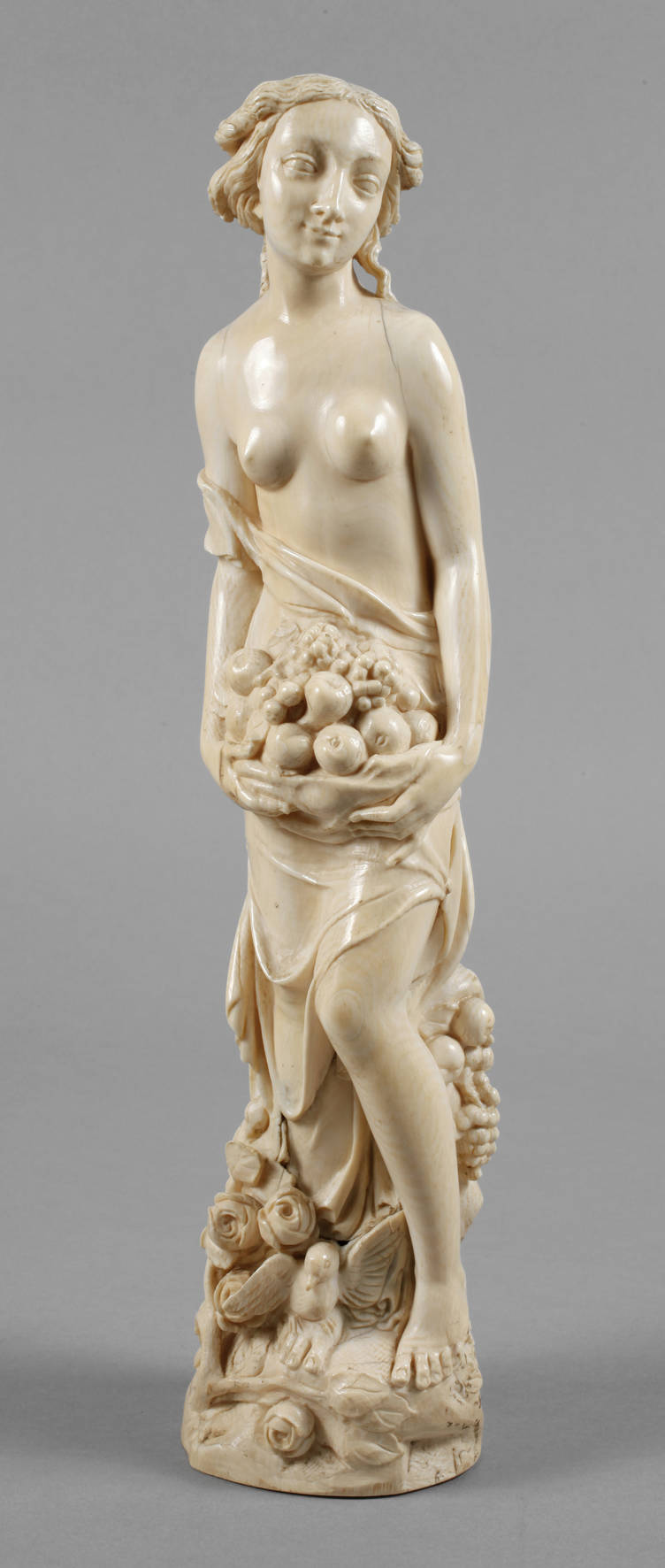 Große Elfenbeinschnitzerei