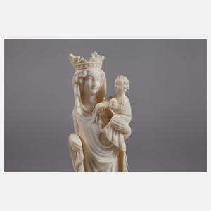 Feine Elfenbeinschnitzerei