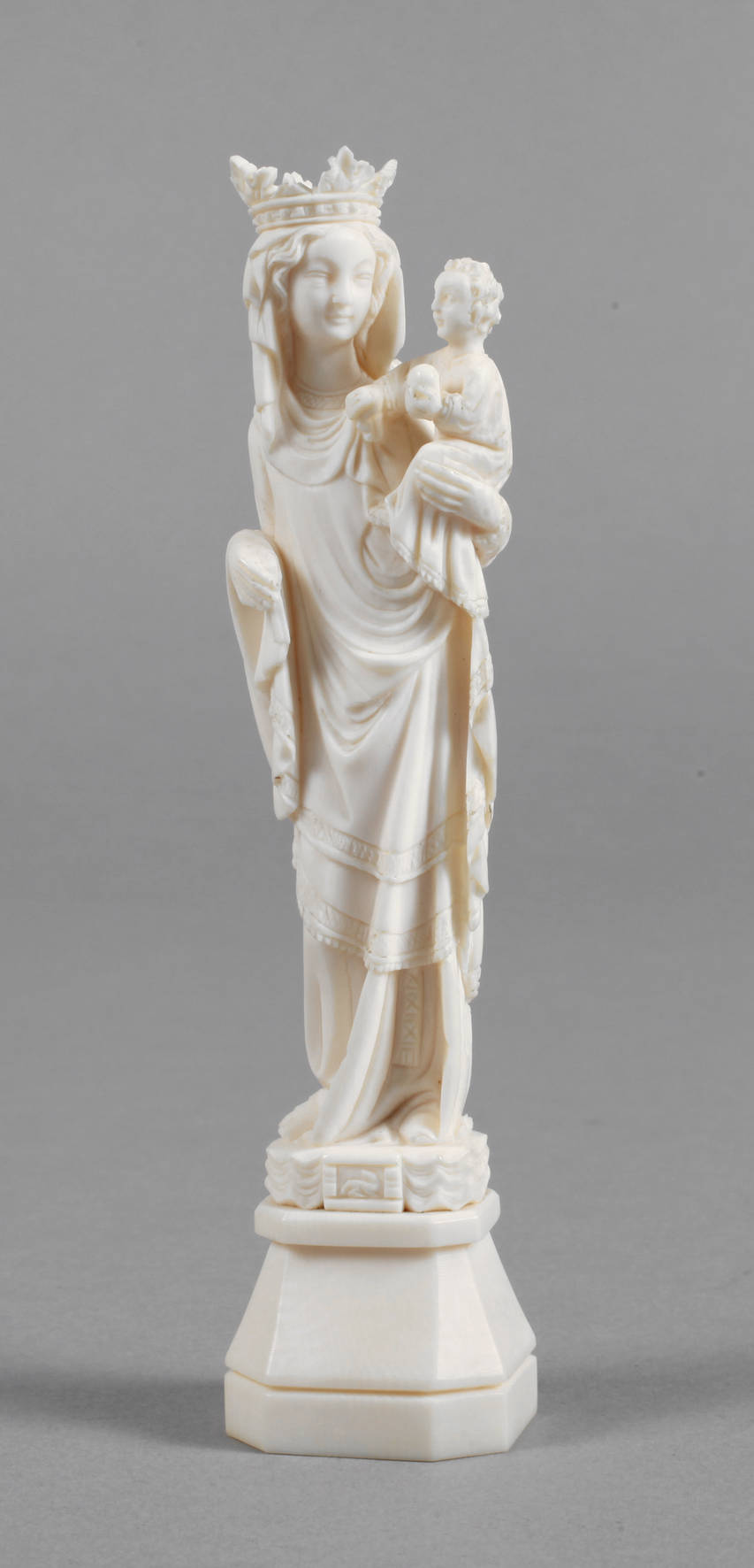 Feine Elfenbeinschnitzerei