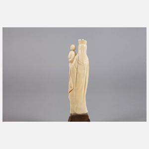 Feine Elfenbeinschnitzerei