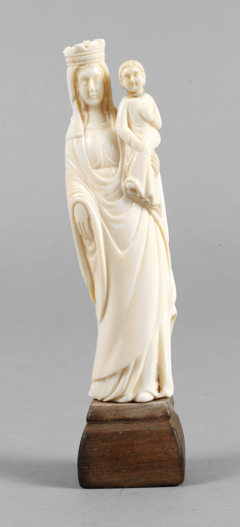 Feine Elfenbeinschnitzerei